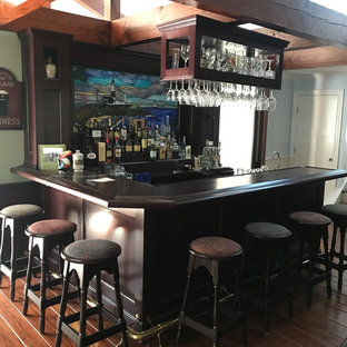 Ejemplo de bar en casa rural con suelo de madera en tonos medios y suelo marrón