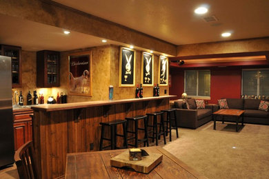 Diseño de bar en casa con barra de bar de galera tradicional con armarios con paneles con relieve, puertas de armario de madera en tonos medios, salpicadero beige y suelo beige