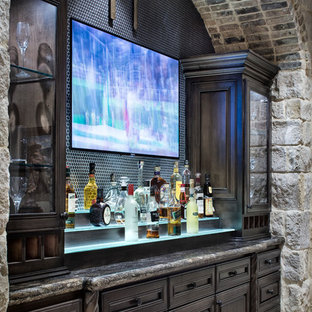 Cette image montre un très grand bar de salon linéaire méditerranéen avec un placard à porte vitrée et des portes de placard en bois sombre.