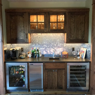 Foto di un angolo bar con lavandino stile rurale di medie dimensioni con lavello sottopiano, ante in stile shaker, ante in legno bruno, top in superficie solida, paraspruzzi grigio, paraspruzzi con piastrelle di metallo, parquet chiaro e pavimento beige