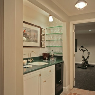 Ispirazione per un angolo bar con lavandino chic di medie dimensioni con lavello sottopiano, ante in stile shaker, ante bianche, top in superficie solida, pavimento con piastrelle in ceramica e pavimento arancione