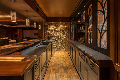 Diseño de bar en casa con barra de bar de galera clásico renovado grande con armarios con paneles empotrados, puertas de armario de madera en tonos medios, encimera de cuarzo compacto, suelo de madera en tonos medios y suelo marrón