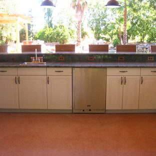 Esempio di un ampio bancone bar chic con lavello da incasso, ante lisce, ante bianche, top in quarzo composito e pavimento arancione