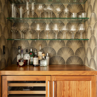Ispirazione per un angolo bar design con ante in stile shaker, ante in legno scuro e top marrone
