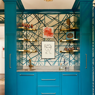 Immagine di un angolo bar con lavandino tradizionale di medie dimensioni con lavello sottopiano, ante blu, top in marmo, pavimento in legno massello medio, pavimento marrone, ante con riquadro incassato, paraspruzzi multicolore e top beige