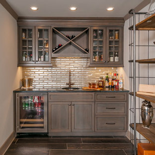 Imagen de bar en casa con fregadero lineal, tradicional, pequeño, con fregadero bajoencimera, armarios con paneles empotrados y puertas de armario con efecto envejecido