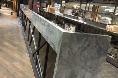 Immagine di un grande angolo bar senza lavandino contemporaneo con top in granito e top grigio