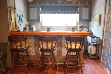 Inspiration för en mellanstor rustik u-formad hemmabar med stolar, med skåp i shakerstil, skåp i slitet trä, träbänkskiva, flerfärgad stänkskydd, stänkskydd i porslinskakel, klinkergolv i keramik och rött golv