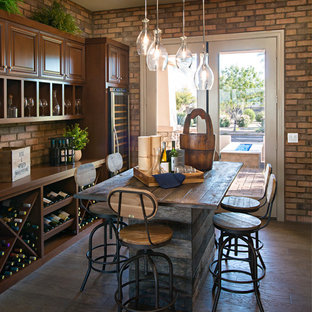 Idee per un angolo bar rustico con ante in legno bruno, paraspruzzi con piastrelle diamantate e parquet scuro