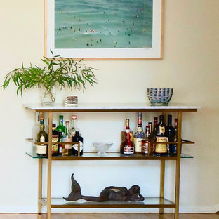 Foto di un piccolo carrello bar costiero con top in marmo, parquet chiaro e pavimento giallo