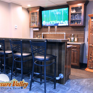 75+ Rustikale Hausbars mit Rückwand aus Holzdielen Ideen & Bilder