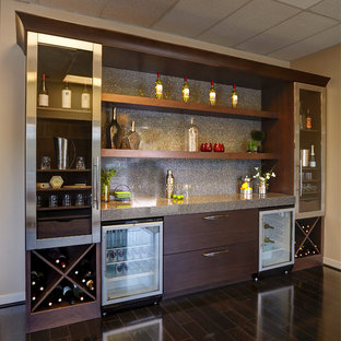 Foto di un angolo bar con lavandino design di medie dimensioni con parquet scuro, ante lisce, ante in legno bruno, top in laminato, paraspruzzi grigio, paraspruzzi in lastra di pietra e pavimento marrone