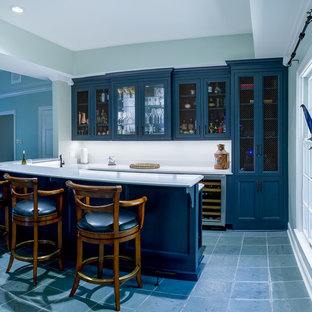 Ispirazione per un angolo bar chic con ante con riquadro incassato, ante blu, top in quarzo composito, paraspruzzi bianco, pavimento con piastrelle in ceramica, pavimento grigio e top bianco