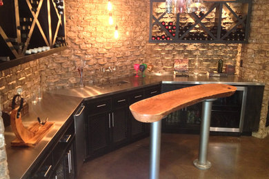 Modelo de bar en casa contemporáneo con puertas de armario de madera en tonos medios, encimera de acero inoxidable y suelo de cemento