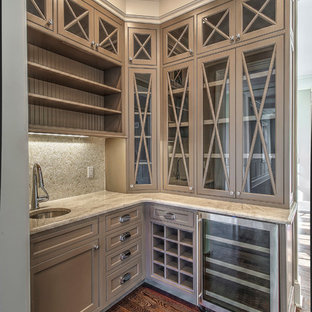 Ispirazione per un angolo bar con lavandino chic con lavello sottopiano, ante in stile shaker, ante beige, top in quarzite, paraspruzzi beige, paraspruzzi con piastrelle in ceramica e pavimento in legno massello medio