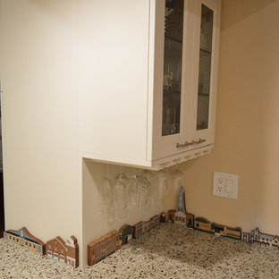 75+ Hausbars mit Schrankfronten im Shaker-Stil und Arbeitsplatte aus