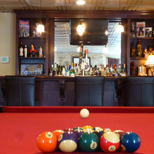Idée de décoration pour un très grand bar de salon tradition.