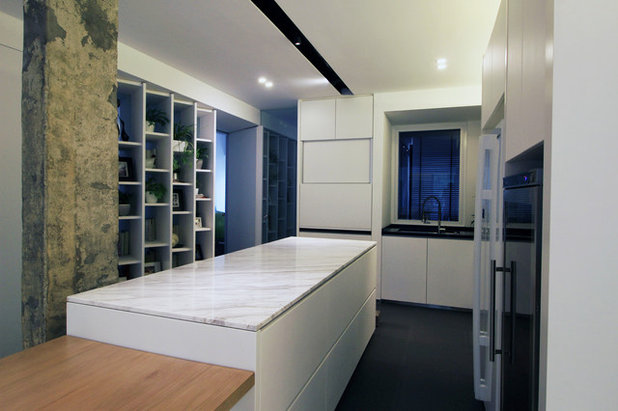 Contemporary Home Bar by PIÛ Design