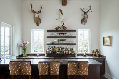 Diseño de bar en casa con fregadero de galera clásico renovado con fregadero bajoencimera, armarios estilo shaker, puertas de armario de madera en tonos medios y suelo de madera oscura