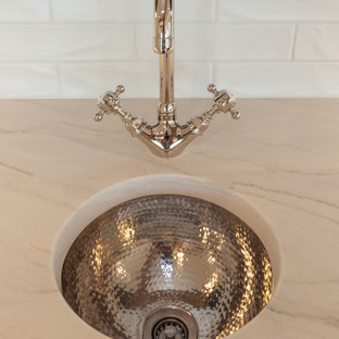 Immagine di un grande angolo bar con lavandino costiero con lavello sottopiano, ante a filo, ante blu, top in quarzite, paraspruzzi bianco, paraspruzzi con piastrelle diamantate e top bianco