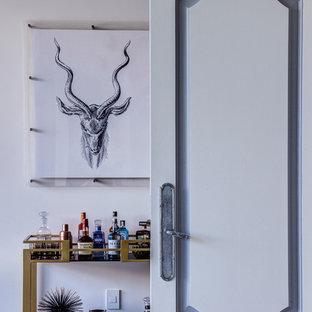 Diseño de bar en casa con carrito de bar moderno con suelo de baldosas de porcelana y suelo gris