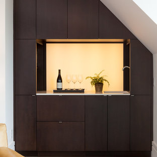 Ispirazione per un piccolo angolo bar con lavandino minimalista con lavello sottopiano, ante lisce, ante marroni, top in quarzo composito, paraspruzzi bianco, paraspruzzi con lastra di vetro, parquet chiaro, pavimento marrone e top bianco