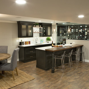 Ispirazione per un angolo bar con lavandino tradizionale di medie dimensioni con lavello sottopiano, ante di vetro, ante nere, top in quarzo composito, paraspruzzi multicolore, paraspruzzi con piastrelle in ceramica, pavimento in legno massello medio, pavimento marrone e top multicolore