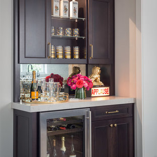 Ejemplo de bar en casa con fregadero lineal, clásico renovado, de tamaño medio, con puertas de armario de madera en tonos medios, salpicadero con efecto espejo, suelo de madera oscura, encimera de mármol, salpicadero multicolor, suelo marrón y armarios con paneles empotrados