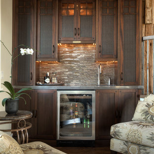 Immagine di un angolo bar con lavandino stile americano di medie dimensioni con lavello sottopiano, ante in stile shaker, ante in legno bruno, top in acciaio inossidabile, paraspruzzi beige, paraspruzzi con piastrelle a listelli e parquet scuro