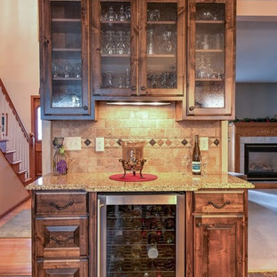 Esempio di un piccolo angolo bar con lavandino tradizionale con nessun lavello, ante di vetro, ante in legno bruno, top in granito, paraspruzzi beige, paraspruzzi con piastrelle in pietra, pavimento in travertino e pavimento marrone