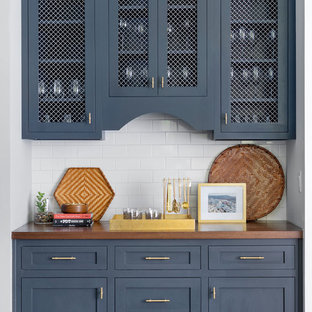 Immagine di un angolo bar con lavandino stile marino con ante a filo, ante blu, top in legno, paraspruzzi rosso e top marrone