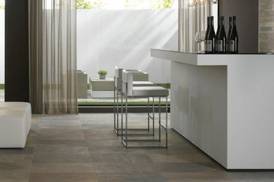 Exempel på en modern linjär hemmabar med stolar, med bänkskiva i onyx, skiffergolv och grått golv