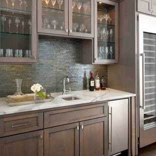 Esempio di un angolo bar con lavandino classico con parquet scuro, lavello sottopiano, ante con riquadro incassato, ante in legno bruno, paraspruzzi grigio, paraspruzzi con piastrelle a listelli, pavimento marrone e top bianco