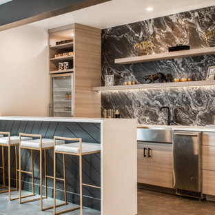 Idee per un angolo bar minimal con lavello sottopiano, ante lisce, ante in legno chiaro, paraspruzzi grigio, paraspruzzi in marmo, pavimento grigio e top bianco