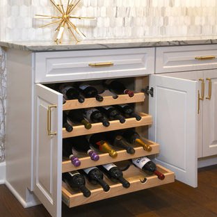 Ispirazione per un angolo bar con lavandino bohémian di medie dimensioni con lavello sottopiano, ante con bugna sagomata, ante bianche, top in marmo, paraspruzzi grigio, paraspruzzi con piastrelle di cemento, parquet scuro, pavimento marrone e top grigio