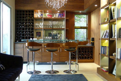 Ejemplo de bar en casa lineal contemporáneo sin pila con armarios con paneles lisos, puertas de armario de madera en tonos medios y suelo de mármol