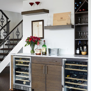 Modelo de bar en casa lineal, contemporáneo, con puertas de armario de madera en tonos medios, suelo de madera oscura y suelo marrón