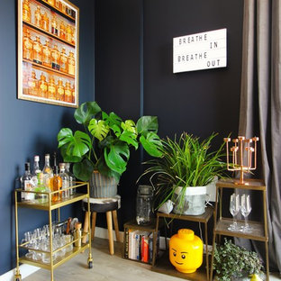 Imagen de bar en casa con carrito de bar bohemio, de tamaño medio, con suelo gris