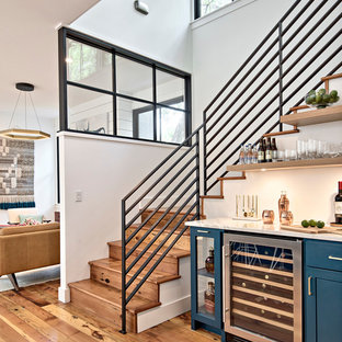 Foto de bar en casa lineal, de estilo de casa de campo, con puertas de armario azules, suelo de madera clara y suelo beige