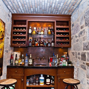 Diseño de bar en casa con fregadero lineal, tradicional, pequeño, con fregadero bajoencimera, armarios estilo shaker, puertas de armario de madera en tonos medios y salpicadero marrón