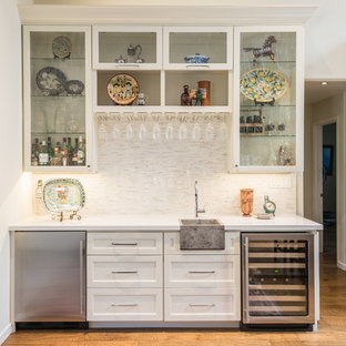 Diseño de bar en casa con fregadero lineal, tradicional renovado, con armarios estilo shaker y puertas de armario blancas