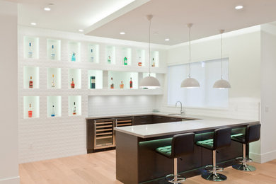 Example of a minimalist home bar design in Vancouver