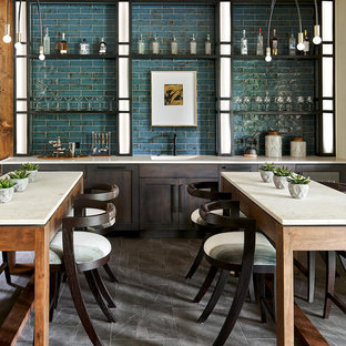 Foto di un grande angolo bar con lavandino stile rurale con lavello integrato, ante in legno bruno, top in superficie solida, paraspruzzi con piastrelle diamantate, pavimento in ardesia, pavimento grigio, top bianco, ante in stile shaker e paraspruzzi verde