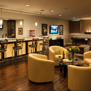 Ispirazione per un grande angolo bar shabby-chic style con parquet scuro