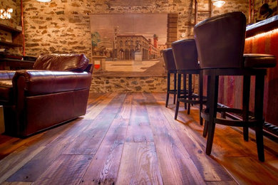 Idée de décoration pour un bar de salon chalet avec un sol en bois brun.