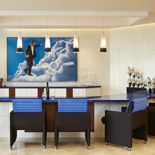 Foto di un bancone bar minimal di medie dimensioni con ante lisce, ante bianche, top in quarzite, pavimento in marmo e top blu