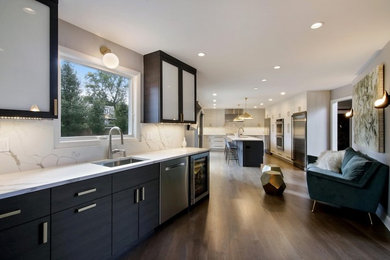 Example of a mid-sized minimalist single-wall dark wood floor and brown floor wet bar design in Chicago with an undermount sink, flat-panel cabinets, gray cabinets, quartzite countertops, white backsplash, stone slab backsplash and white countertops