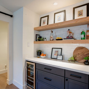 Ispirazione per un angolo bar con lavandino country con ante in stile shaker, ante blu, top in quarzo composito, paraspruzzi bianco, paraspruzzi con piastrelle in terracotta, pavimento in legno massello medio, pavimento marrone e top bianco