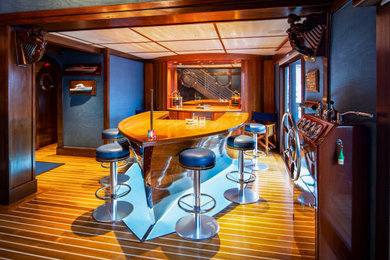 Cette photo montre un bar de salon chic avec un sol en bois brun et un sol multicolore.