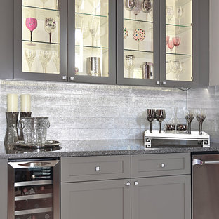 Idee per un piccolo angolo bar con nessun lavello, ante con riquadro incassato, top alla veneziana, paraspruzzi grigio, paraspruzzi con piastrelle diamantate, pavimento in gres porcellanato e top multicolore
